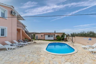 Casa de vacaciones en Kastelir con piscina.
