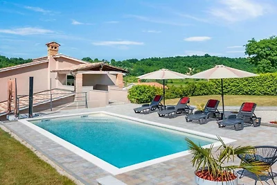 Vakantiehuis in Pićan met zwembad