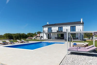 Villa in Kavran met zwembad