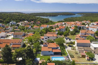 Moderne Villa in Pula mit Pool und Parkplatz