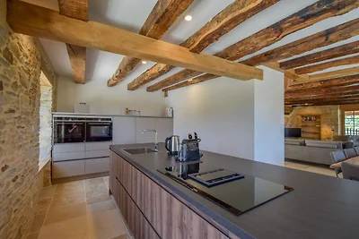 Huisje op de heuveltop met zwembad