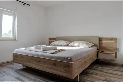 Villa in Vrsi met zwembad bij zandstrand
