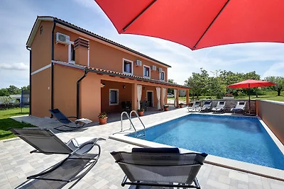 Spaziosa villa con piscina