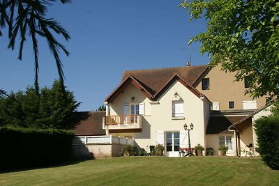 Geräumiges Ferienhaus mit Pool in Faverolles