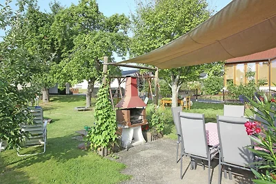 Ferienwohnung mit Terrasse und Pool im Garten