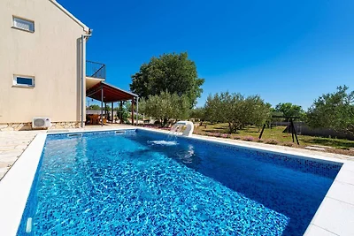 Villa mit Pool im ruhigen Tinj