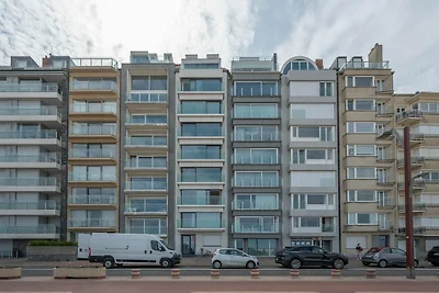Modernes Apartment mit seitlichem Meerblick