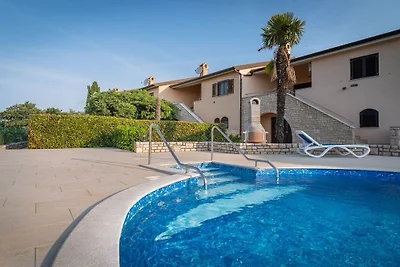 Ferienhaus in Kaštelir mit Schwimmbecken