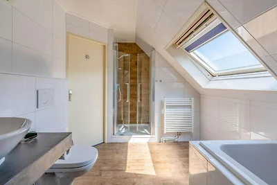 Charmante Villa mit Terrasse am Wasser