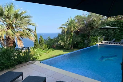 Villa in Anthéor mit Pool und Strandblick