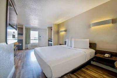 Cozy ADA King Bed|Pool|Free parking