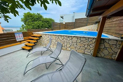 Apartment with swimming pool and sea view
