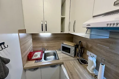 Alpenhütte in der Nähe der Forststraße