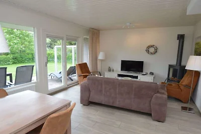 Vakantiehuis in Den Burg met zwembad