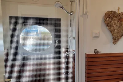 Casa flotante en Anjum con piscina