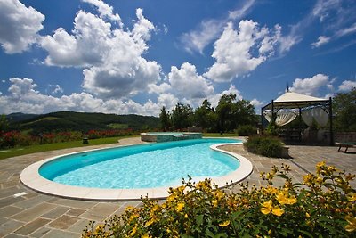 Lovely Villa in Apecchio with Swimming Pool