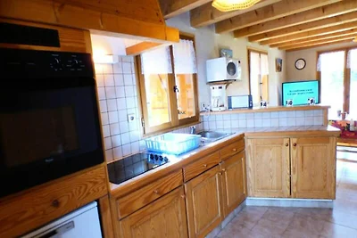 Chalet im Wald in der Nähe der Skipisten