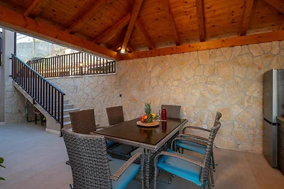 Moderne Wohnung mit Balkon und Garten