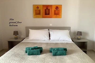 Villa aan zee in Adelianos Kampos