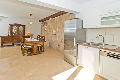 Villa in Bogomolje mit Schwimmbecken