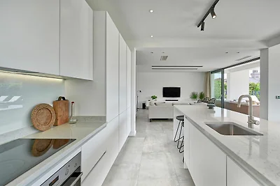 Moderne Villa mit privatem Pool und Terrasse