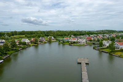Ferienhaus am Wasser mit Veranda
