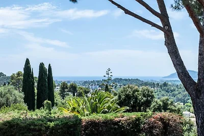 Villa in La Roquette mit Meerblick und Pool