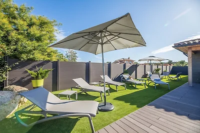 Oasis verde corso con piscina