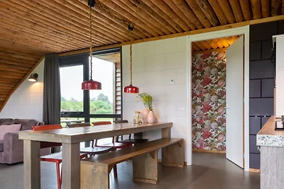 Bungalow mit dekorativem Kamin auf dem...