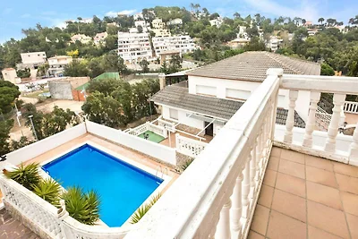 Villa mit Meer- und Bergblick und Pool