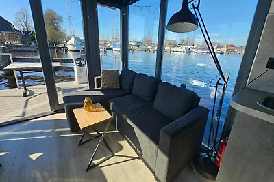 Schönes Hausboot im Yachthafen