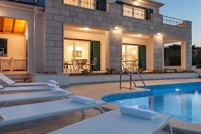 Villa in Milna mit Schwimmbecken