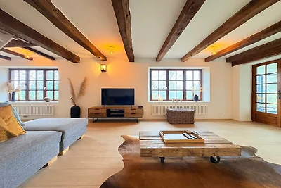 Luxusvilla mit Garten und Seilrutsche