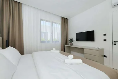 Villa in Tkon mit Schwimmbecken