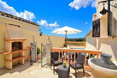 Haus in Buger mit Pool und Bergblick