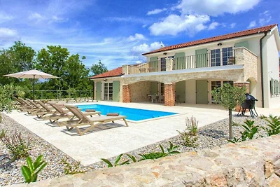 Adria mit beheiztem Pool