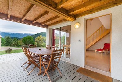 Haus mit Terrasse im Grünen