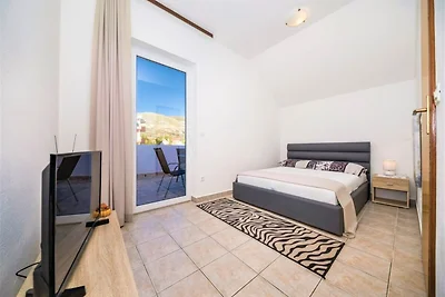 Trogir Comfortable Apartment with Terrace - T...