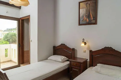 Modernes Ferienhaus in Stalos mit Balkon