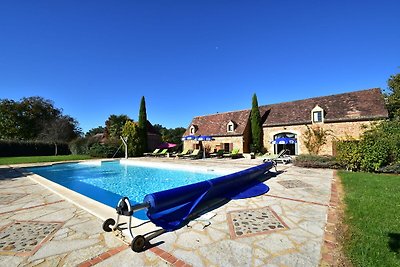 Schönes Ferienhaus mit beheiztem Pool in Caza...