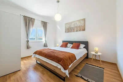 Familieverblijf met zwembad in Skabrnja