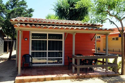 Holzbungalow auf einem Campingplatz