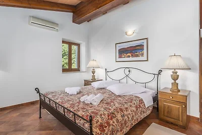 Villa in Koromacno mit Balkon