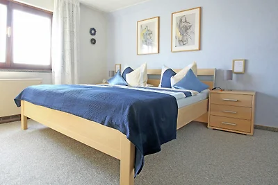 Ferienwohnung mit Terrasse und Pool im Garten
