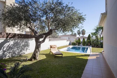 Elegante villa a Calafell con piscina