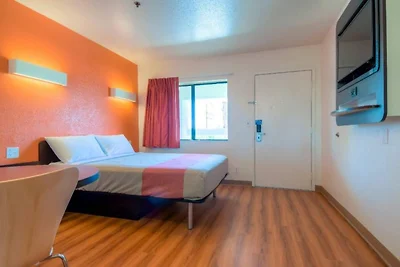 1 cama tamaño queen | Microondas