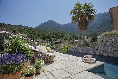 Elegante casa vacanze con vista su Deia