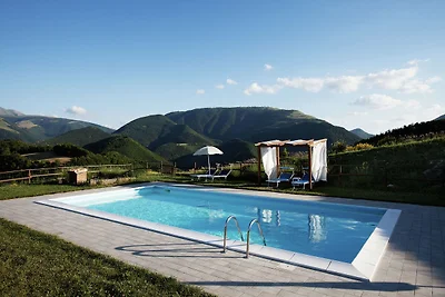 Ruhiger Bauernhof in Cagli mit Swimmingpool
