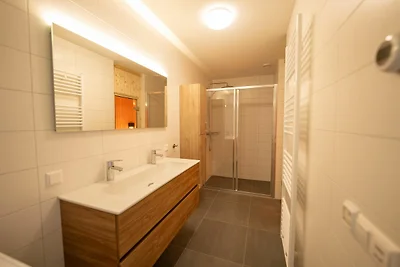 Moderne Lodge am Wasser