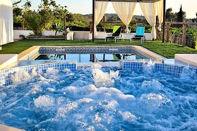 Villa in Muro met zwembad en jacuzzi